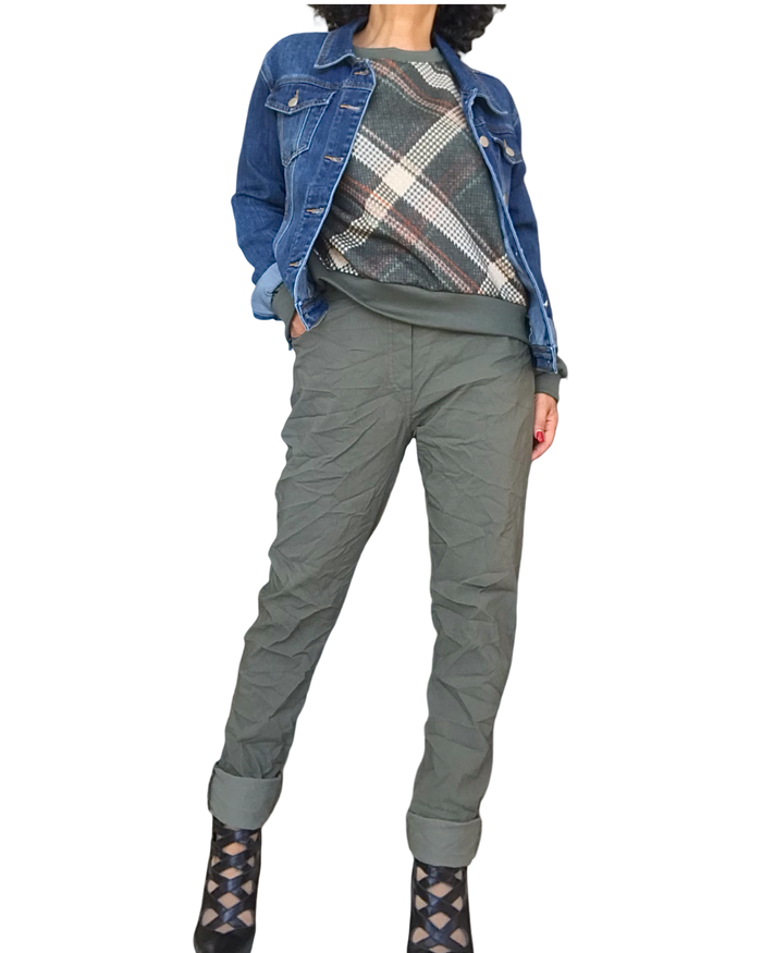 Pantalon kaki à taille élastique porté avec un chandail à carreaux et un jeans jacket – silhouette complète