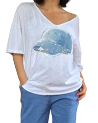 T-shirt col en V blanc avec une casquette bleu jeans  garnie de pierres argentées
