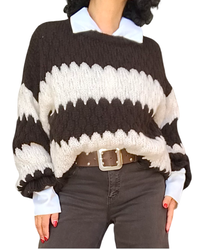 Chandail en tricot brun chocolat et blanc à motif ondulé porté sur une chemise blanche avec ceinture brune