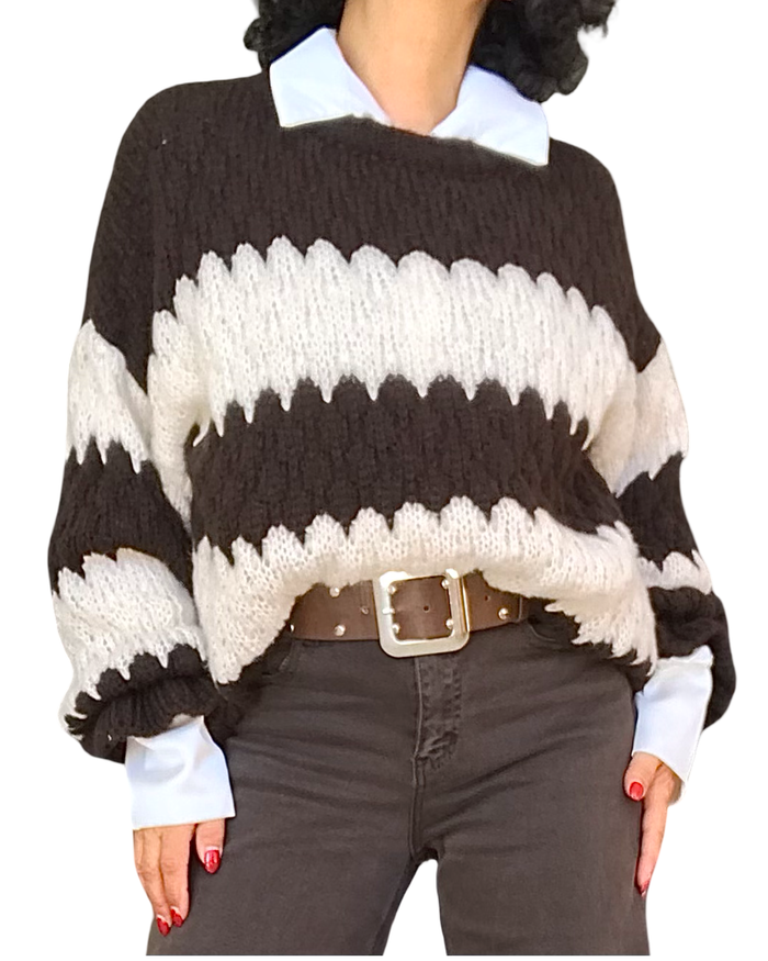 Chandail en tricot brun chocolat et blanc à motif ondulé porté sur une chemise blanche avec ceinture brune