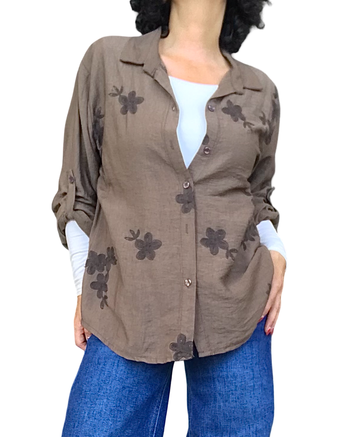 Chemise brune unie à broderie légère de fleurs ton sur ton, manches 3/4 – vue de face