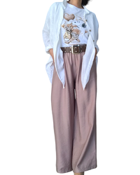 T-shirt blanc avec Snoopy en moka sur des basket et 2 cœurs