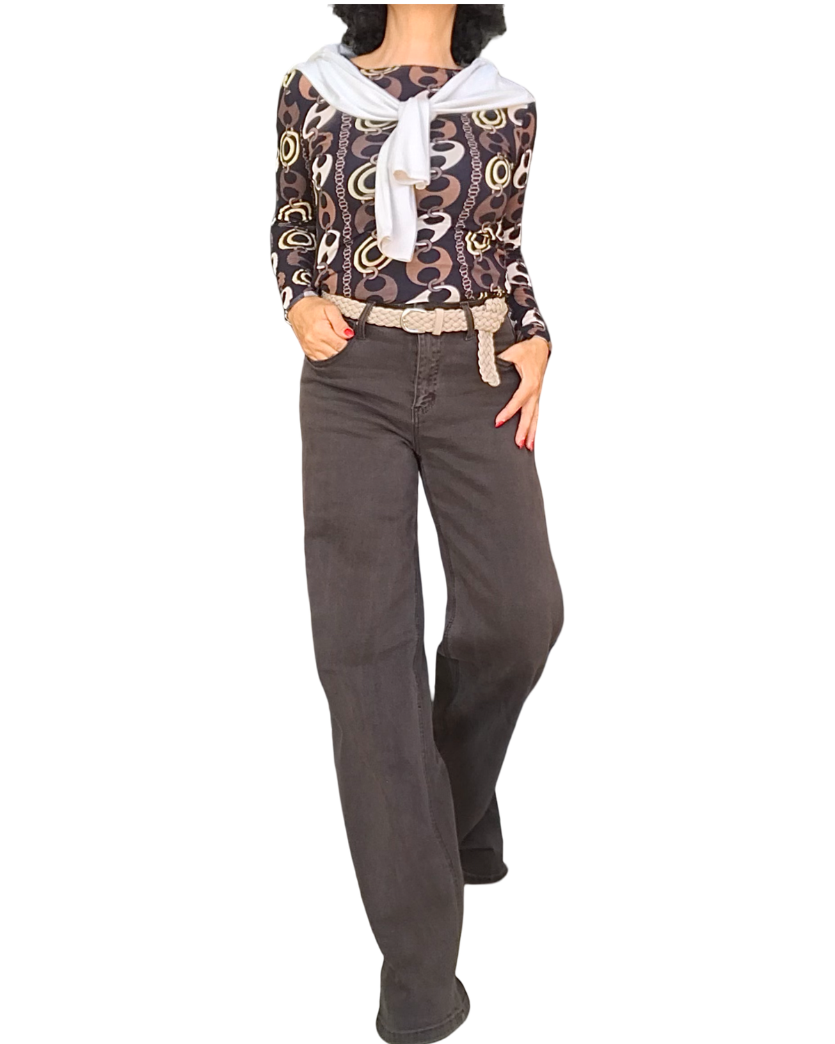 T-shirt noir à motif de chaînes avec pull blanc noué sur les épaules et pantalon brun – silhouette complète