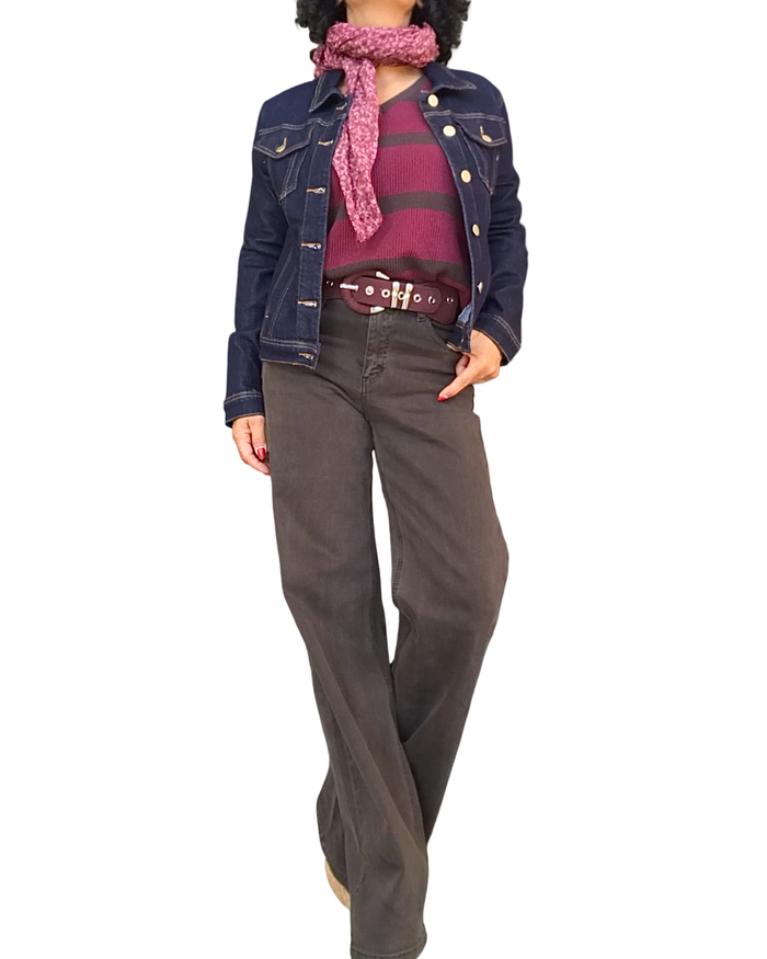 Chandail bourgogne rayé brun porté sous un jeans jacket avec foulard rose et pantalon brun – silhouette complète