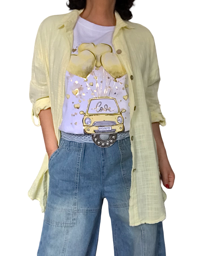 T-shirt blanc avec fiat et ballons jaune pâle en forme de cœurs