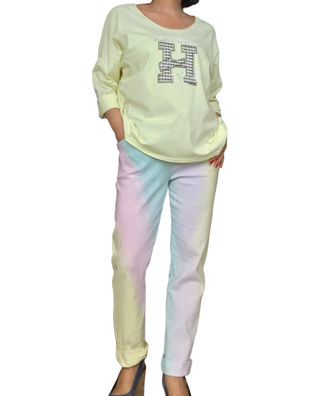 T-shirt jaune pâle col V manche longue avec un H texturé moka et blanc devant