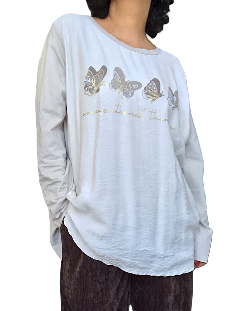 Chandail beige, manche longue avec 4 papillons devant