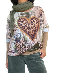 T-shirt col rond manche longue avec un cœur camel léopard au centre.