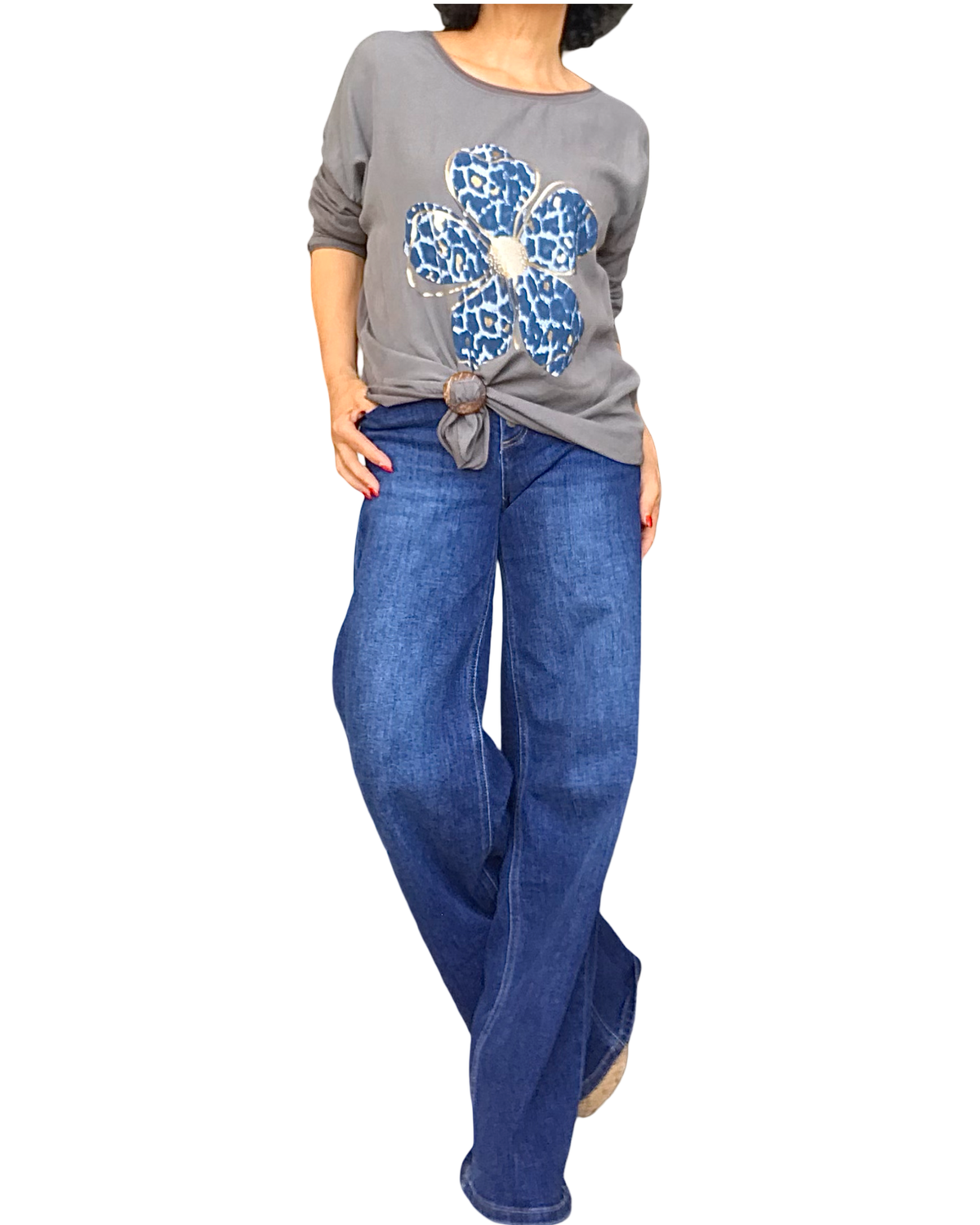 Chandail moka à marguerite marine et dorée noué à la taille avec jeans bleu large – silhouette complète