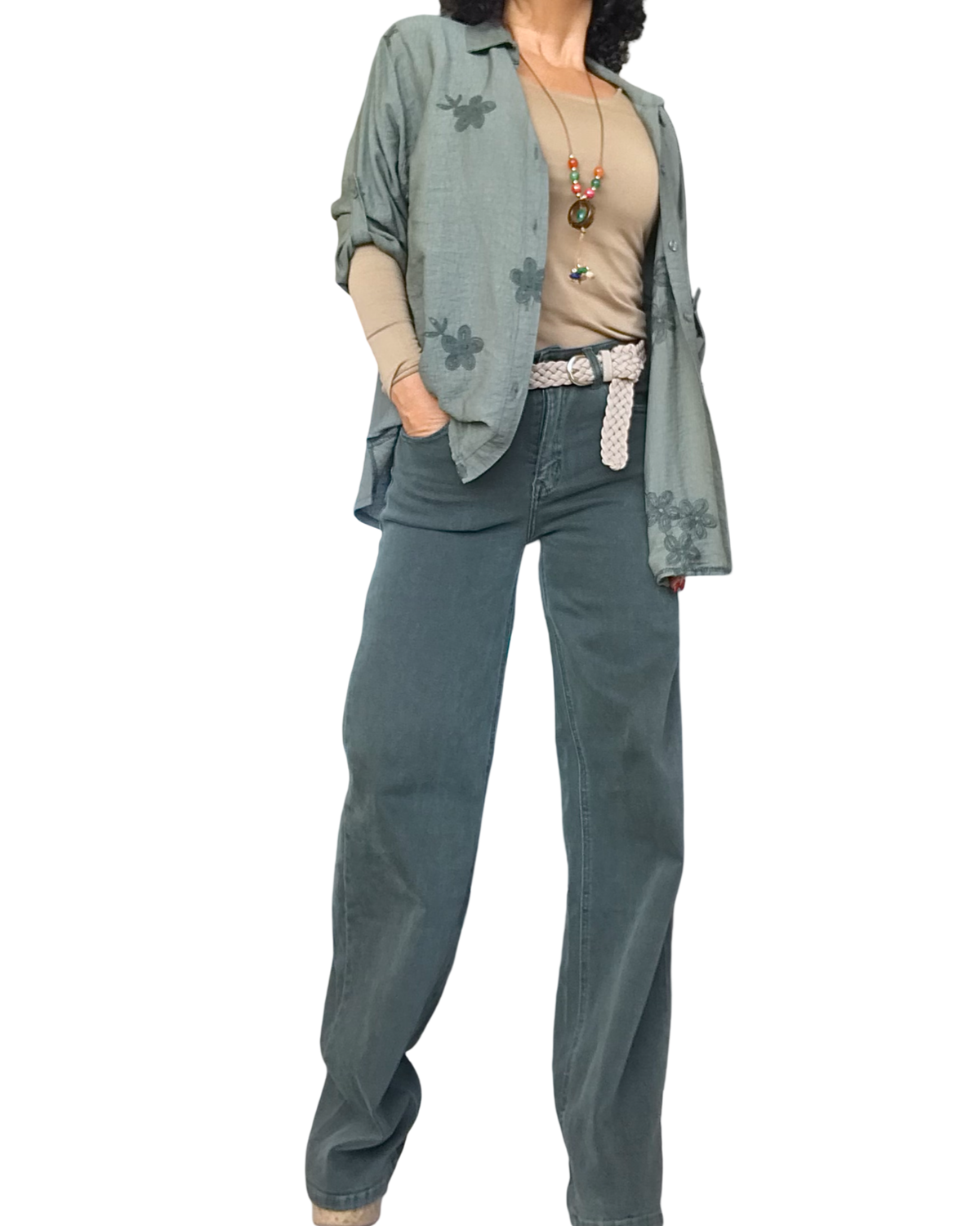 Chemise kaki brodée portée en surchemise sur un haut beige, pantalon vert large – silhouette complète