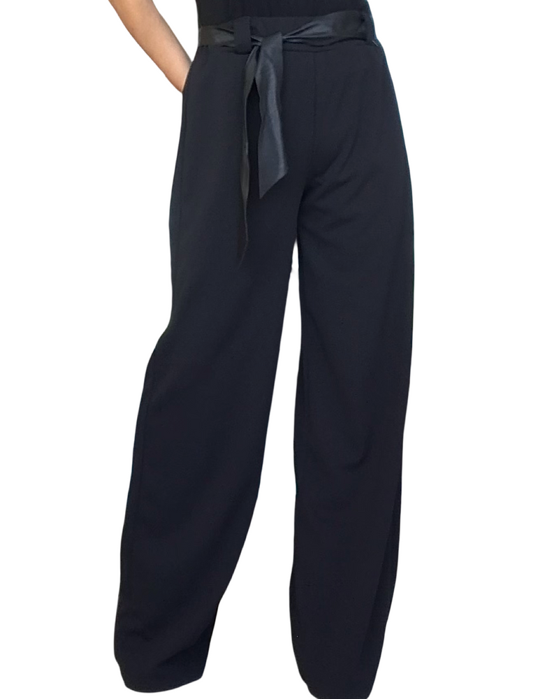 Pantalon droit noir avec un ruban noir comme ceinture, taille élastique