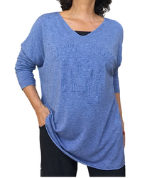 Chandail uni bleu jeans col V, inscription « New York » en relief et manches longues – vue de face