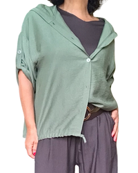 Chemise vert olive manche 3/4 avec capuchon et cordon au bas