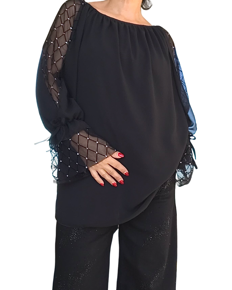 Blouse en voile unie noire, pierres argentées le long des manches et volant au bas