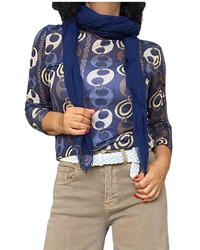 T-shirt marine à motif de grosses mailles et chaînes porté avec foulard marine et pantalon camel