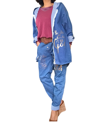 Manteau jeans long avec écritures dorées, zip devant et capuchon