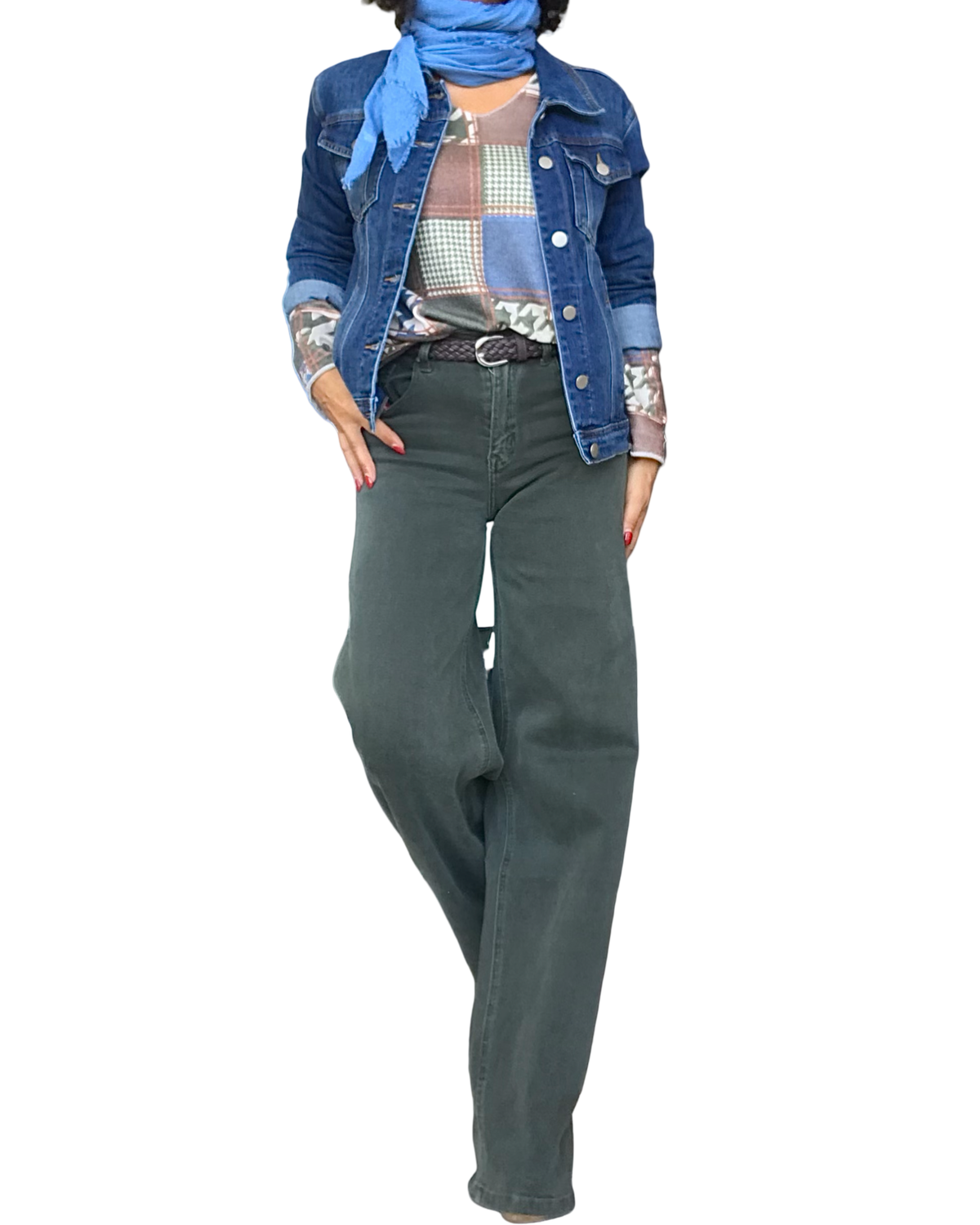 T-shirt à carreaux et pied-de-coq porté sous un jeans jacket avec foulard bleu, pantalon vert – silhouette complète