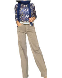 T-shirt marine à motif de chaînes avec foulard marine et pantalon camel large – silhouette complète