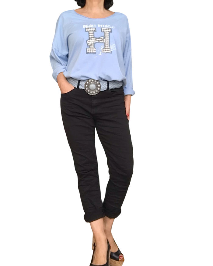 T-shirt bleu ciel col V manche longue avec un H texturé moka et blanc devant