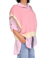Débardeur en tricot rose pâle ouvert sur les côtés col en V avec bande vanille au bas