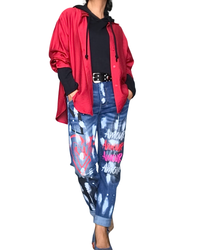 Jeans boyfriend avec écritures blanches, rouge et rose et des taches blanches et noires