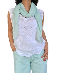 Blouse blanche sans manche broderie anglaise devant