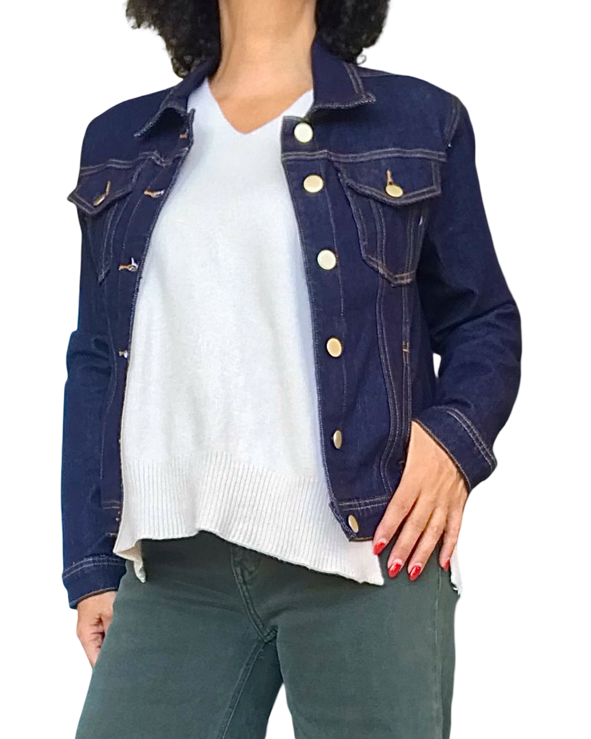 Jeans jacket bleu foncé porté ouvert sur un pull blanc col V avec pantalon vert