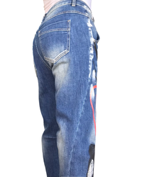 Jeans boyfriend avec écritures blanches, rouge et rose et des taches blanches et noires