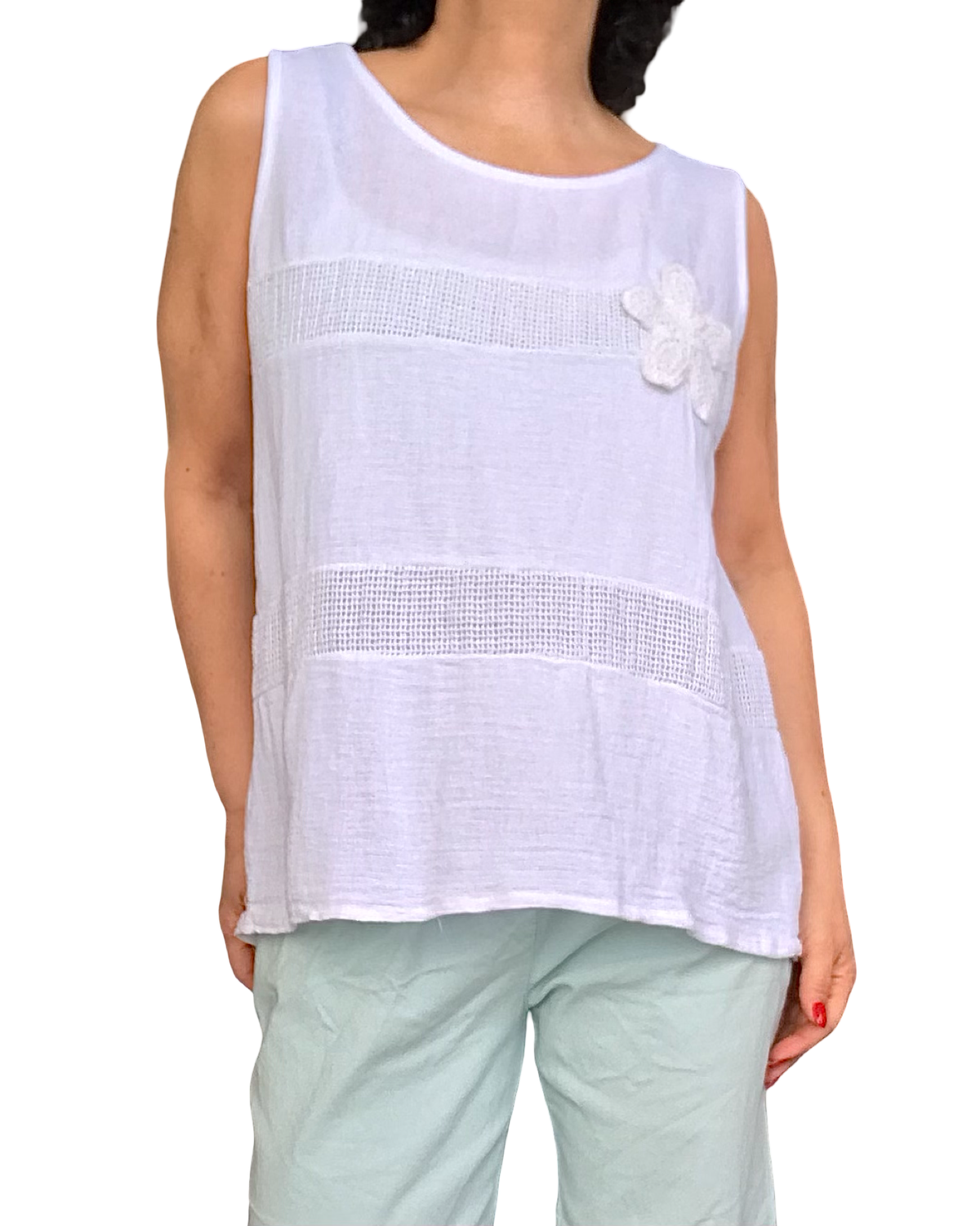 Camisole unie blanche à bretelle large une fleur brodée blanche coté gauche