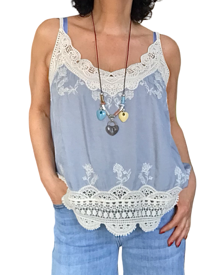 Camisole bleu jeans clair avec bretelles en crochet blanc cassé