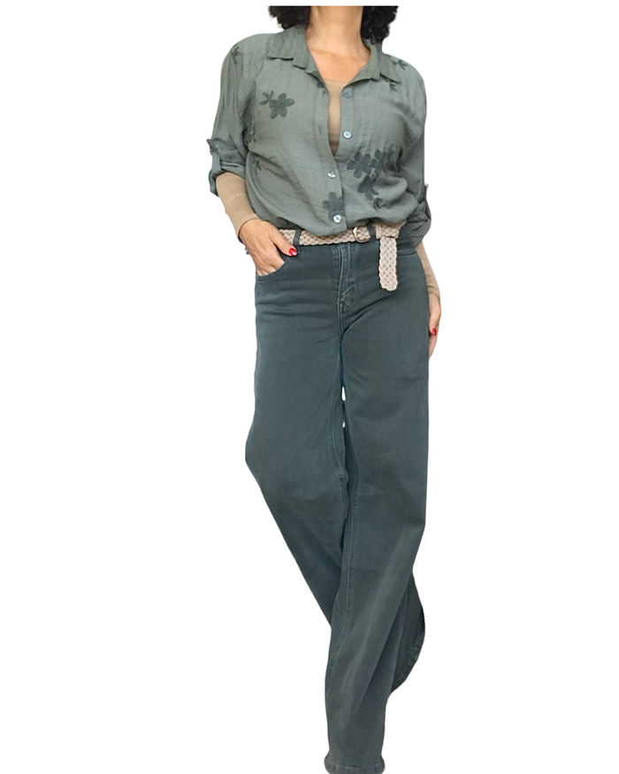Chemise kaki brodée de fleurs avec pantalon vert large – silhouette complète