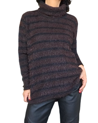 Chandail col roulé en tricot poilu brun à rayures noires