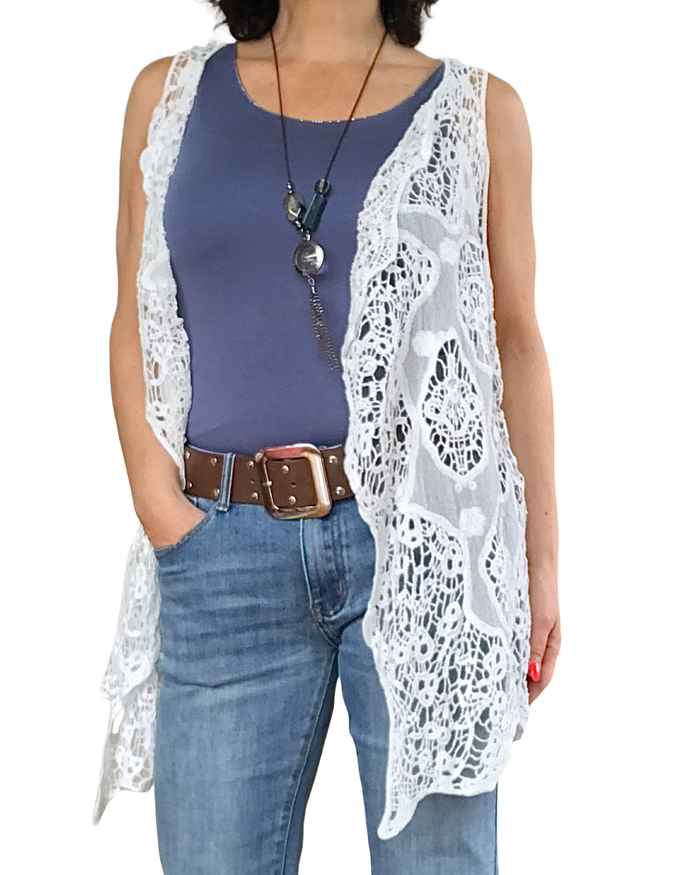 Veste sans manche en crochet blanc cassé asymétrique