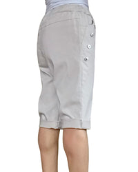 Bermuda beige à taille élastique avec cordon et 4 boutons décoratifs