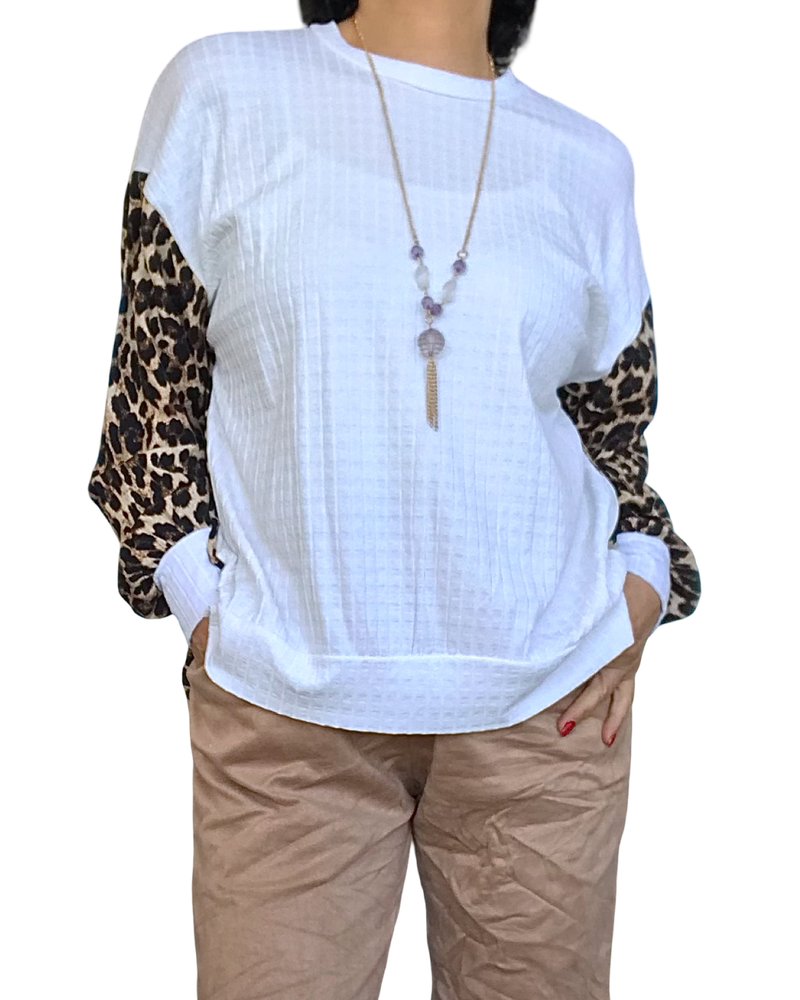 Chandail à manche blanc cassé avec les manches imprimées léopard