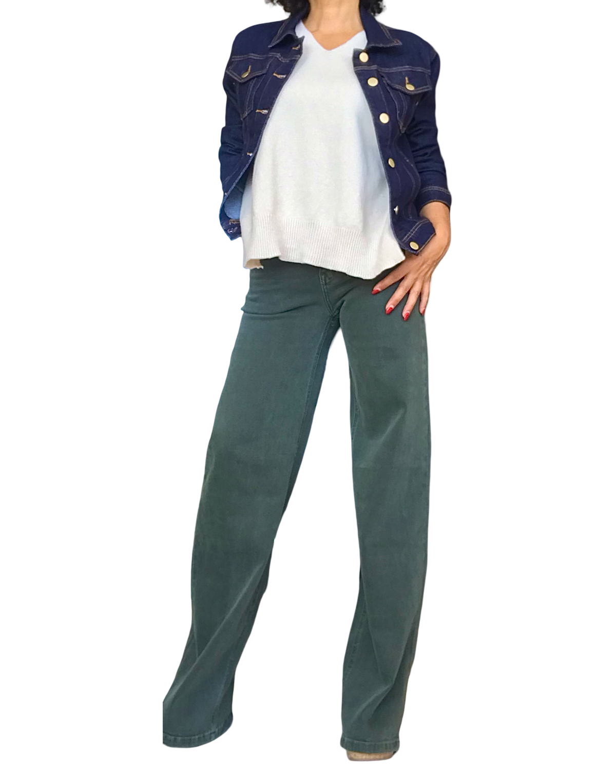 Jeans jacket bleu foncé avec pull blanc et pantalon vert large – silhouette complète