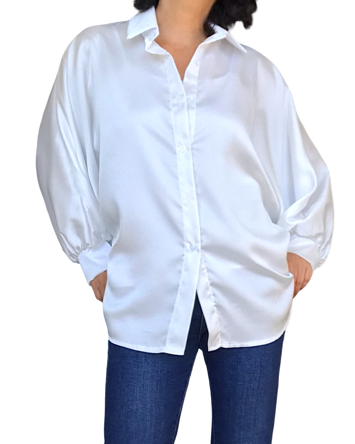 Chemise en satin blanche, manche chauve-souris