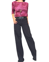 T-shirt bourgogne à fleurs ton sur ton avec pantalon noir large – silhouette complète