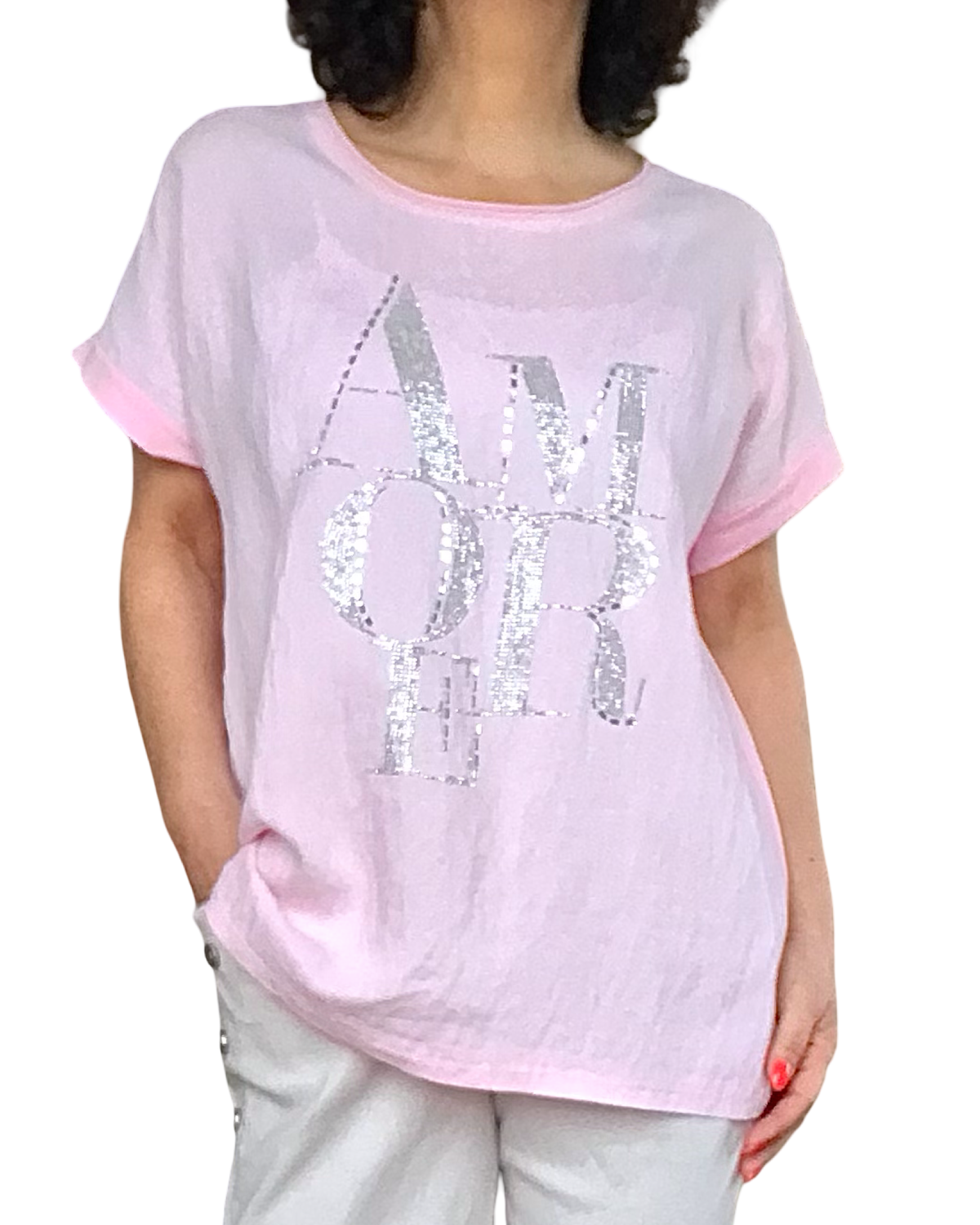 T-shirt rose écrit « AMORE » en petites pierres argentées