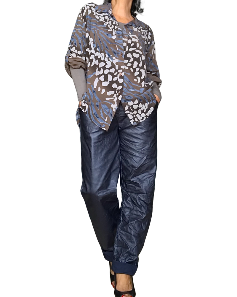 Pantalon bleu marin en cuir vegan froissé taille élastique
