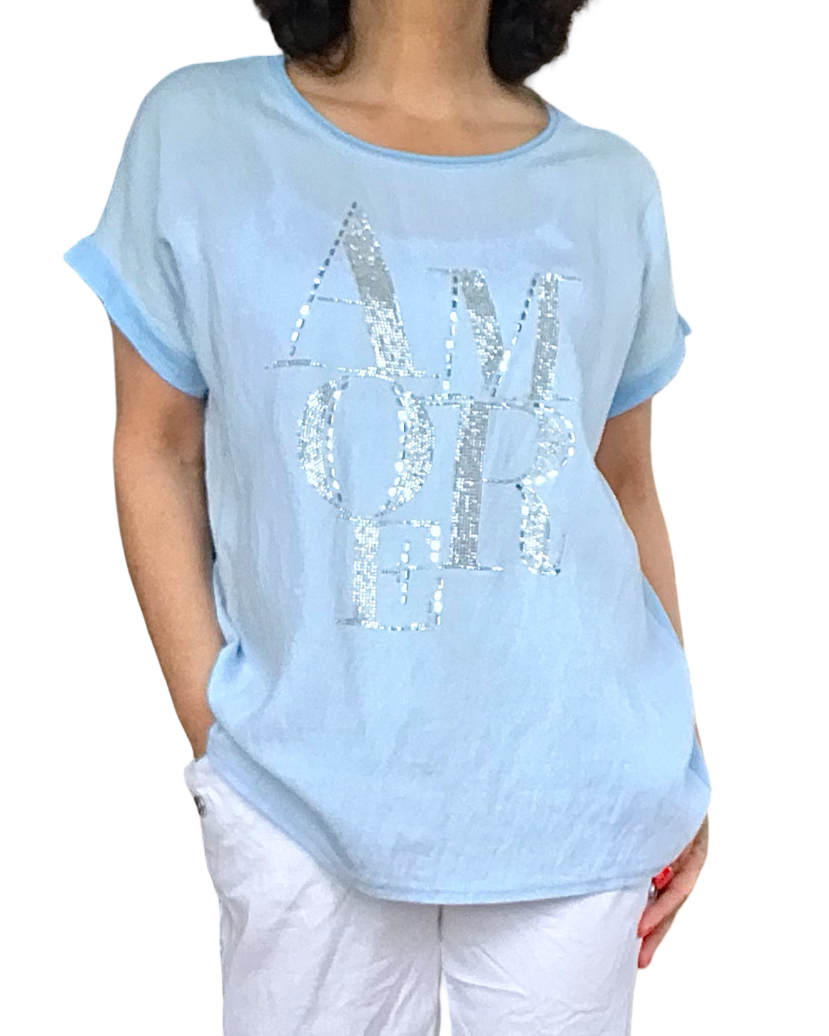T-shirt bleu ciel écrit « AMORE » en petites pierres argentées