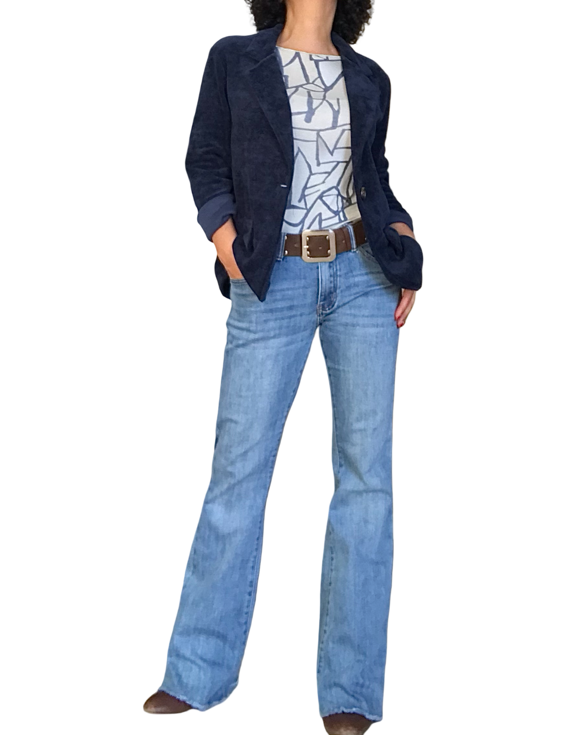 Tenue : t-shirt crème à motif abstrait de lignes bleues et veston marine en corduroy, avec jeans évasé