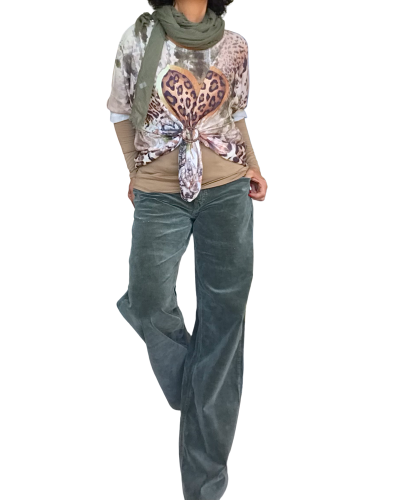 T-shirt col rond manche longue avec un cœur camel léopard au centre.