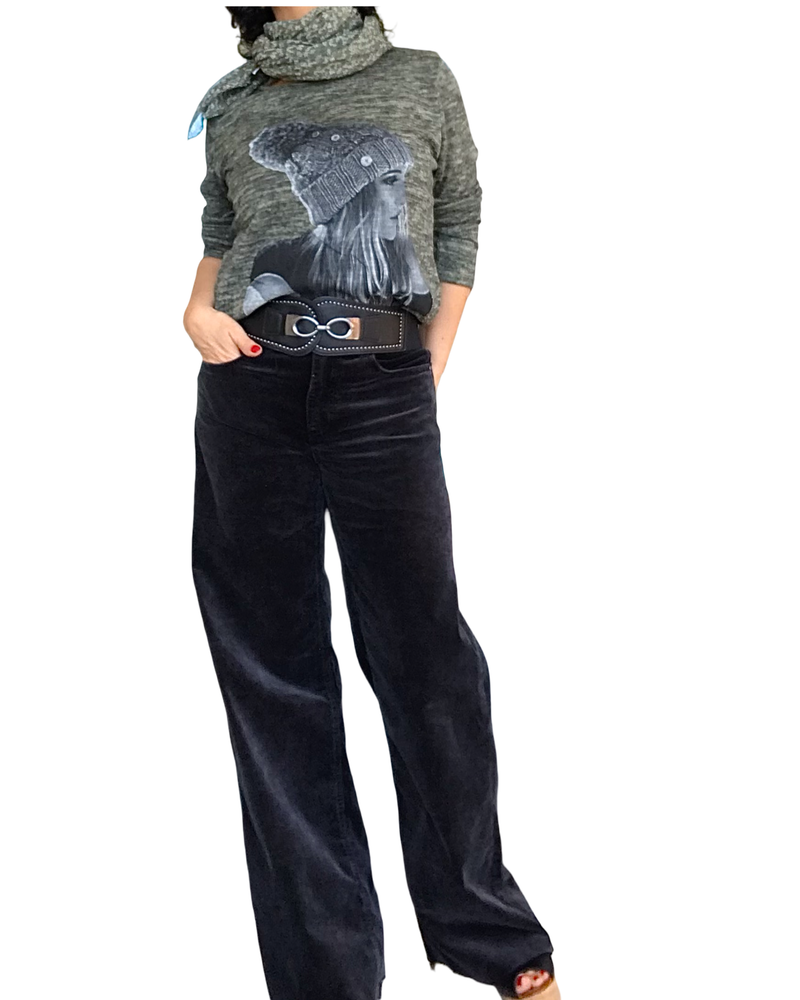 Chandail en tricot kaki à manche longue avec une jeune femme qui porte un bonnet