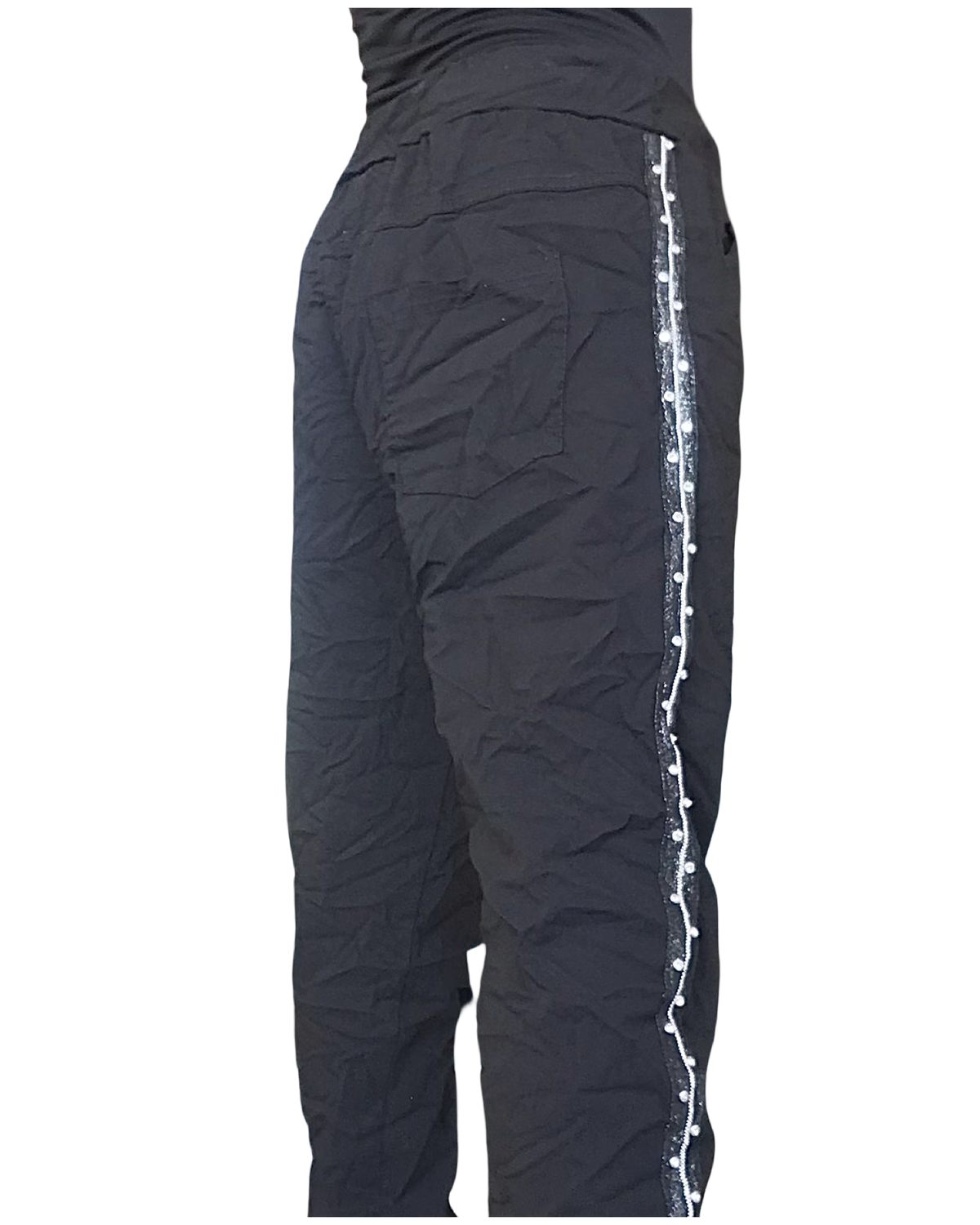Pantalon noir à taille élastique – vue de côté sur le ruban argenté