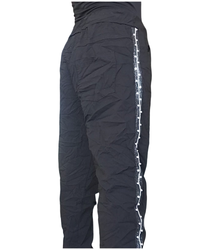 Pantalon noir à taille élastique – vue de côté sur le ruban argenté