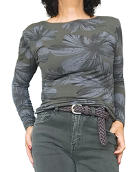 T-shirt kaki à fleurs grises, col rond et manches longues, porté avec ceinture tressée et pantalon kaki