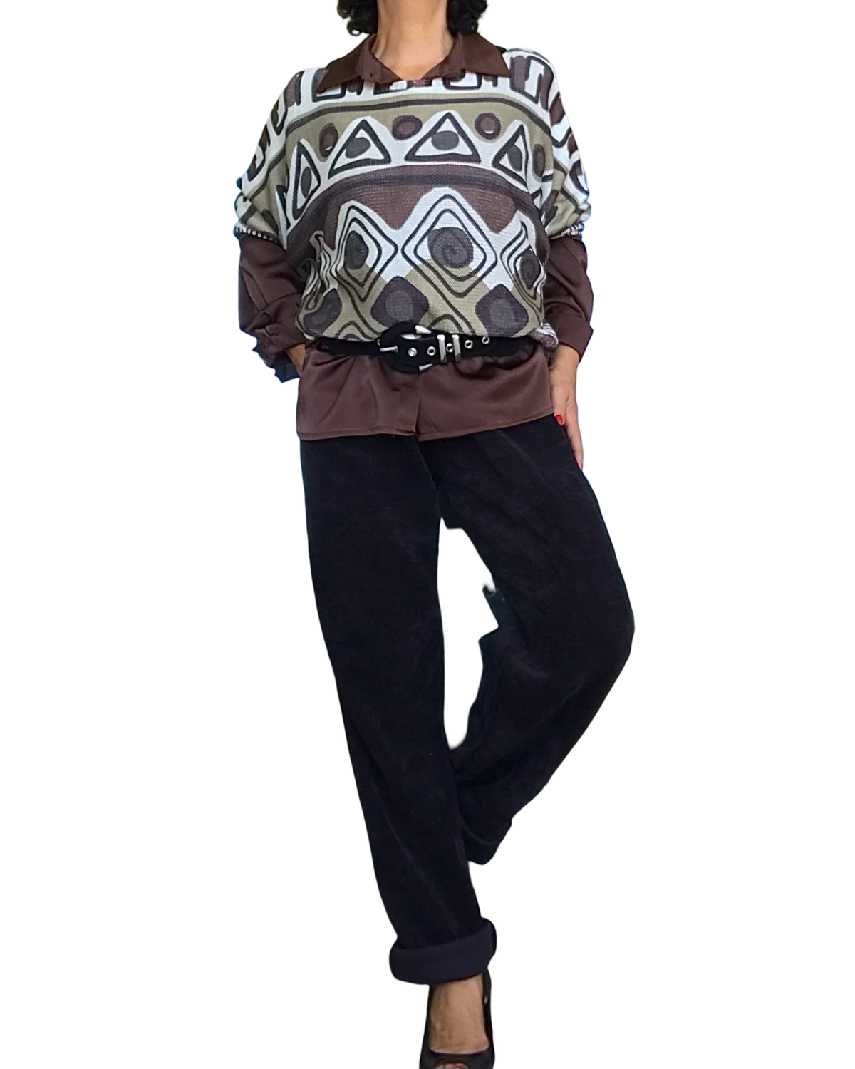 Tenue : chandail imprimé géométriques crème, noir, kaki et brun et pantalon noir en corderoy à taille élastique avec cordon