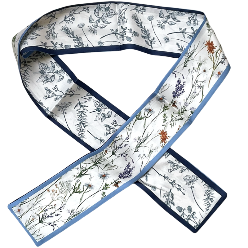 Foulard fleuri étroit en long blanc cassé, bleu marin et bleu ciel 100% polyester