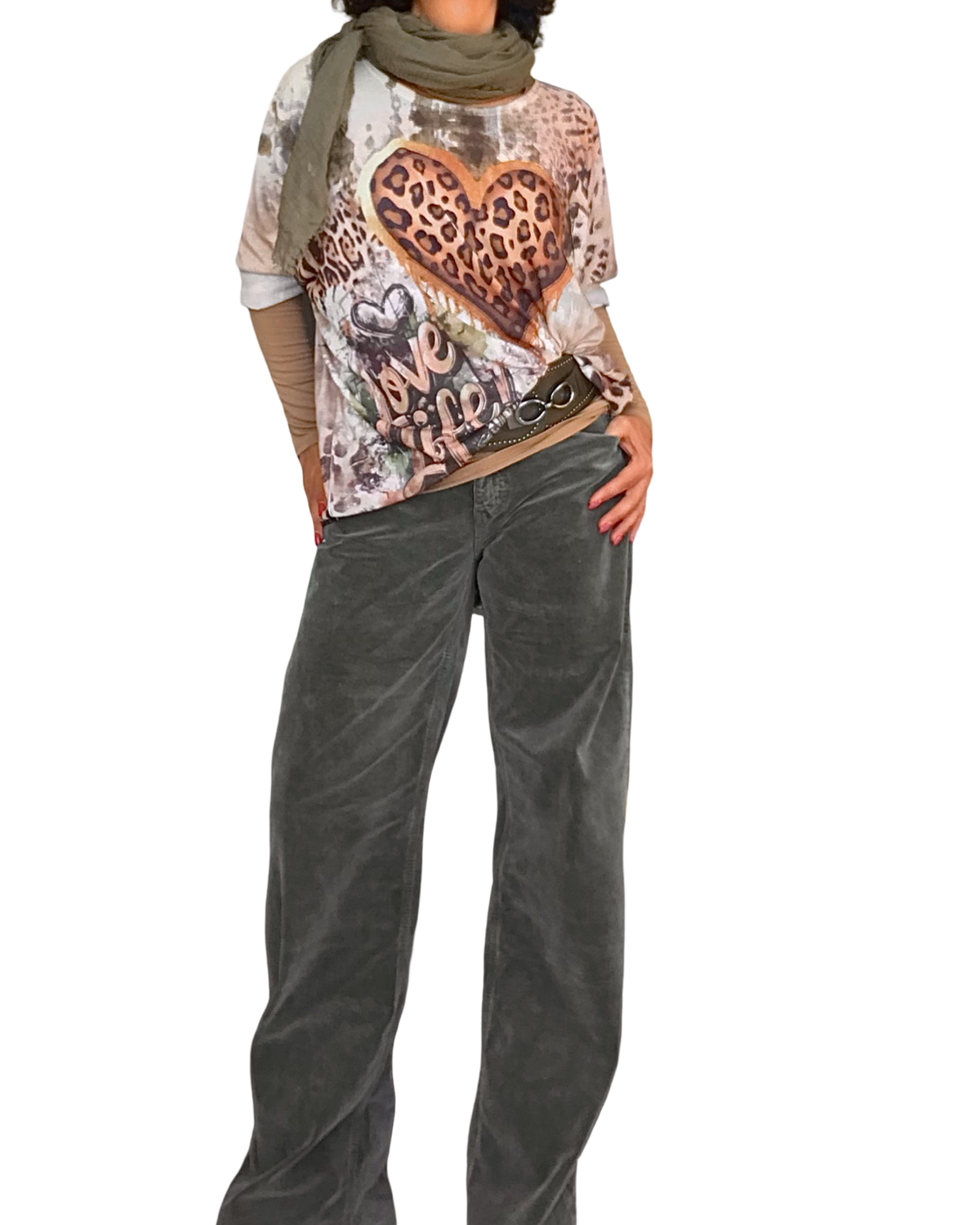 T-shirt col rond manche longue avec un cœur camel léopard au centre.